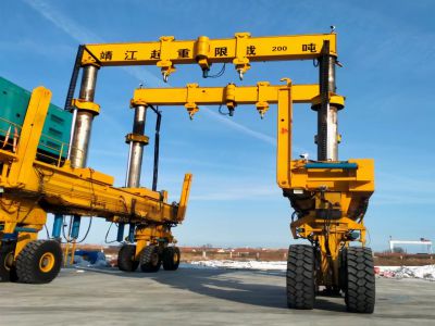 可折叠移动式液压龙门吊，搬运灵活便捷。