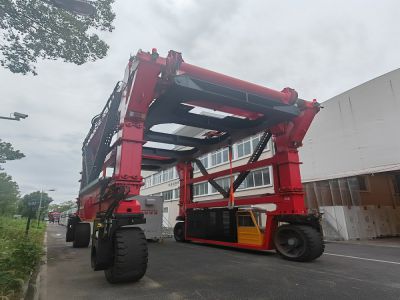 跨运车为储能柜的稳定高效转运提供可靠保障! 跨运车为储能柜的稳定高效转运提供可靠保障!