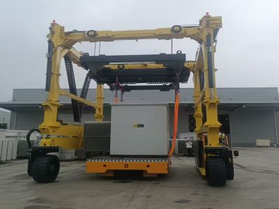 跨运车与AGV小车协同作业，实现高效灵活的搬运