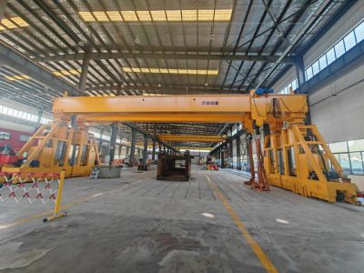 不同气候条件下（高温、低温、潮湿）液压龙门吊的性能稳定性