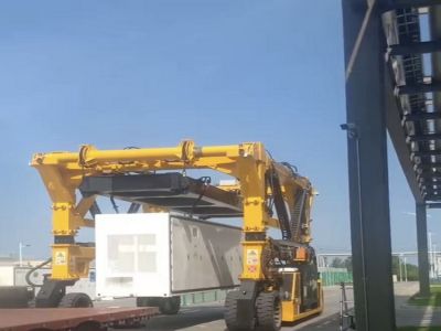 跨运车一机多用，适配多种搬运需求。