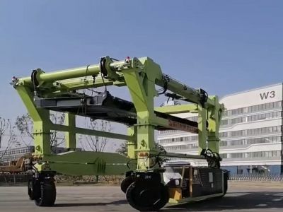 跨运车如何保障储能箱安全高效搬运？