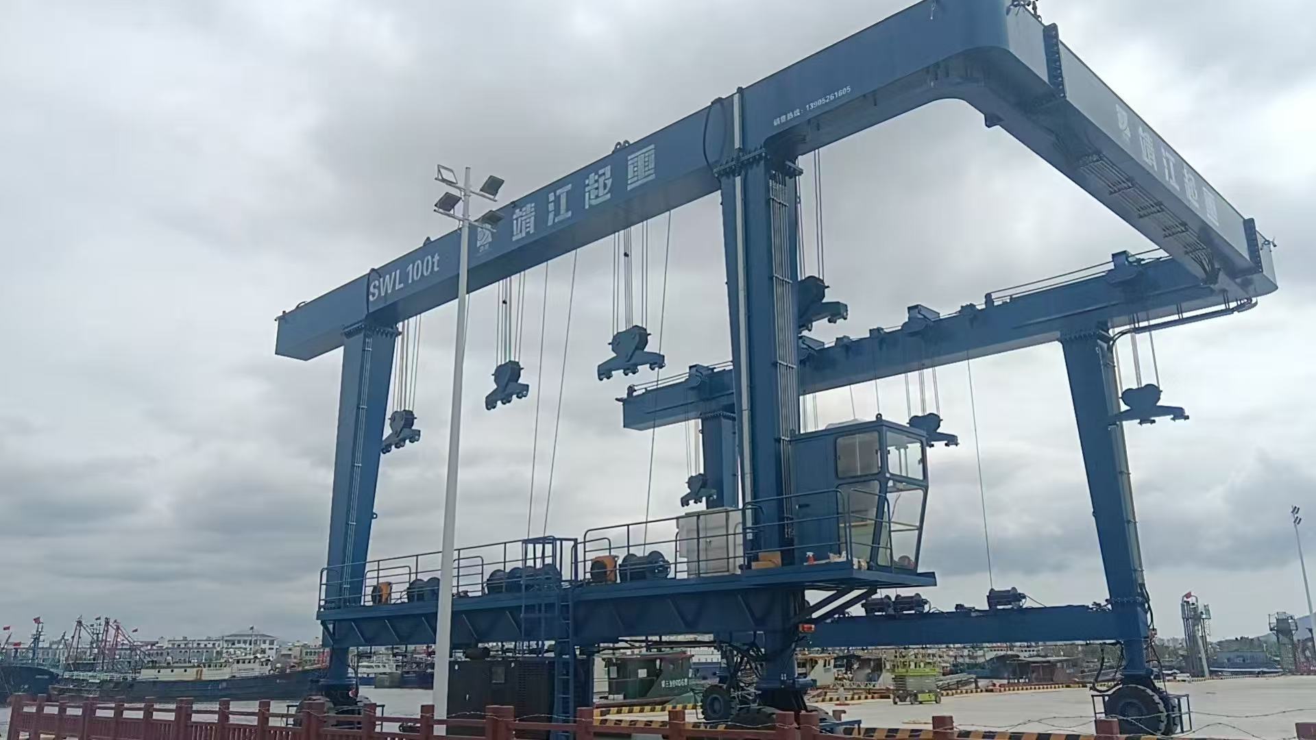 游艇吊是一套稳定、安全、高效的吊装设备！