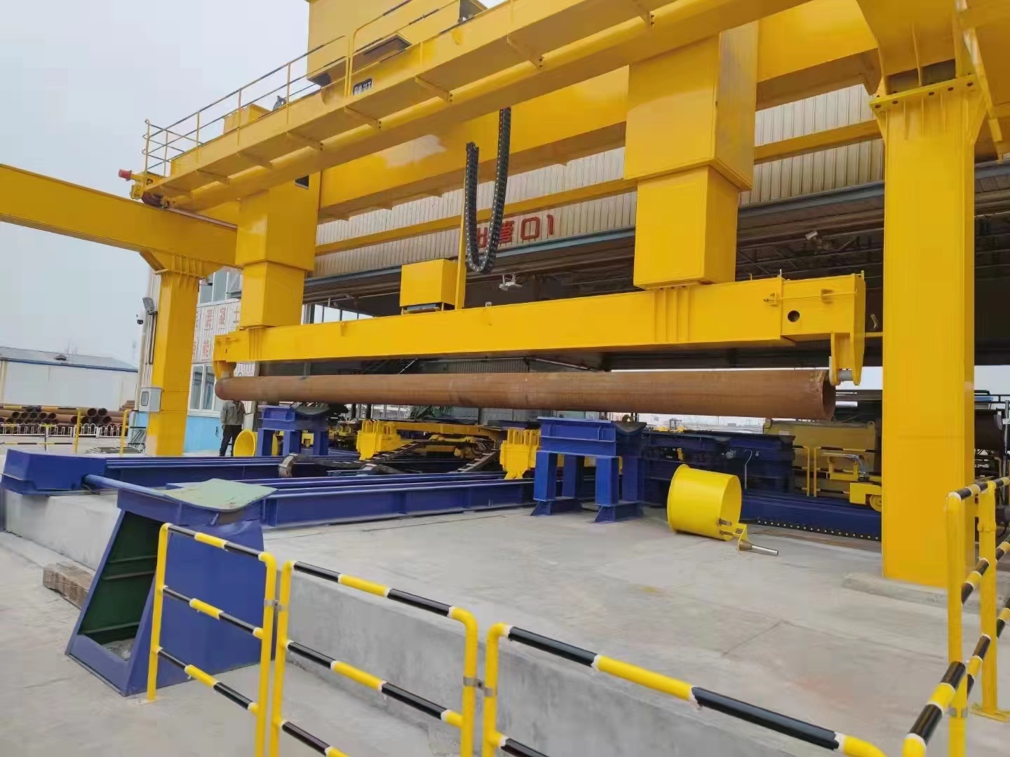 智能起重机与自动喷涂技术结合,更高效安全！